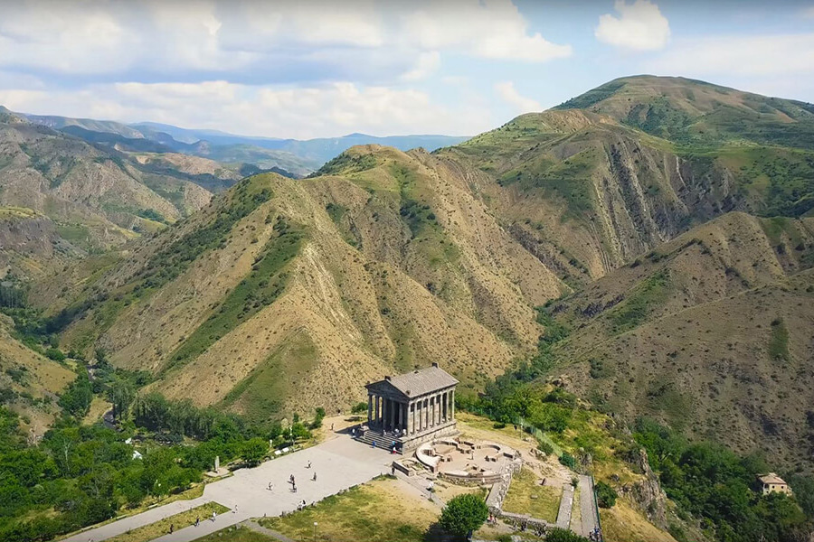 Unique tour. Село Гарни Армения. Храм в Армении в горах Гарни. Гарни деревня Ереван. Гарни ущелье Армения храм.